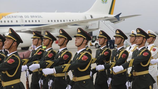 Guarda de honra do Exército Popular de Libertação da China passa de avião da presidência do Brasil na China - Sputnik Brasil