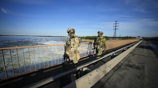 Tropas russas patrulham área na usina hidrelétrica de Kakhovka, no rio Dniepre, na região de Kherson - Sputnik Brasil