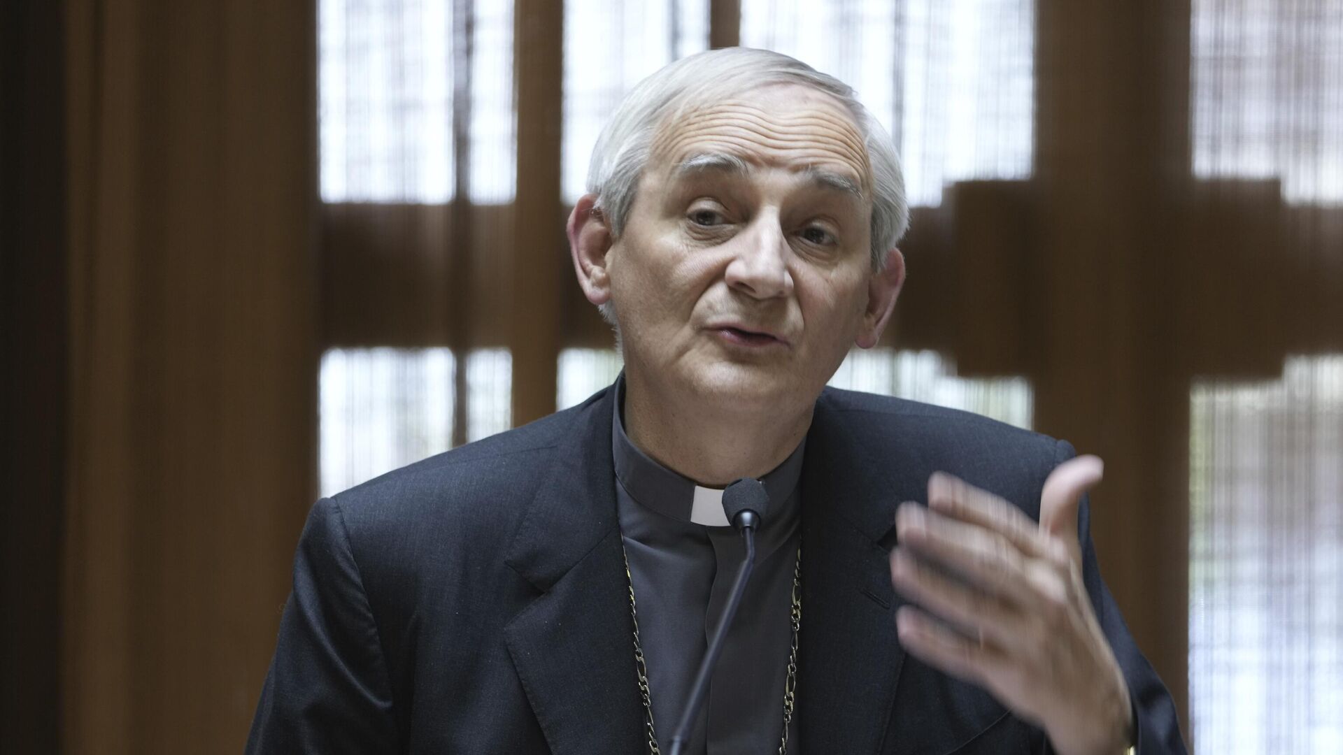 Chefe da Conferência Episcopal Italiana, cardeal Matteo Maria Zuppi fala em uma coletiva de imprensa no Vaticano, 25 de maio de 2023. - Sputnik Brasil, 1920, 06.06.2023
