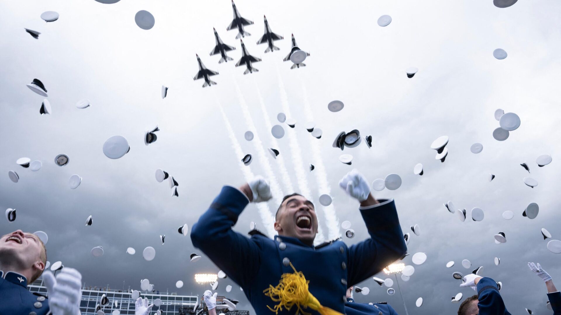 Cadetes comemoram durante a cerimônia de formatura na Academia da Força Aérea dos Estados Unidos, ao norte de Colorado Springs, no condado de El Paso, Colorado, em 1º de junho de 2023 - Sputnik Brasil, 1920, 06.06.2023