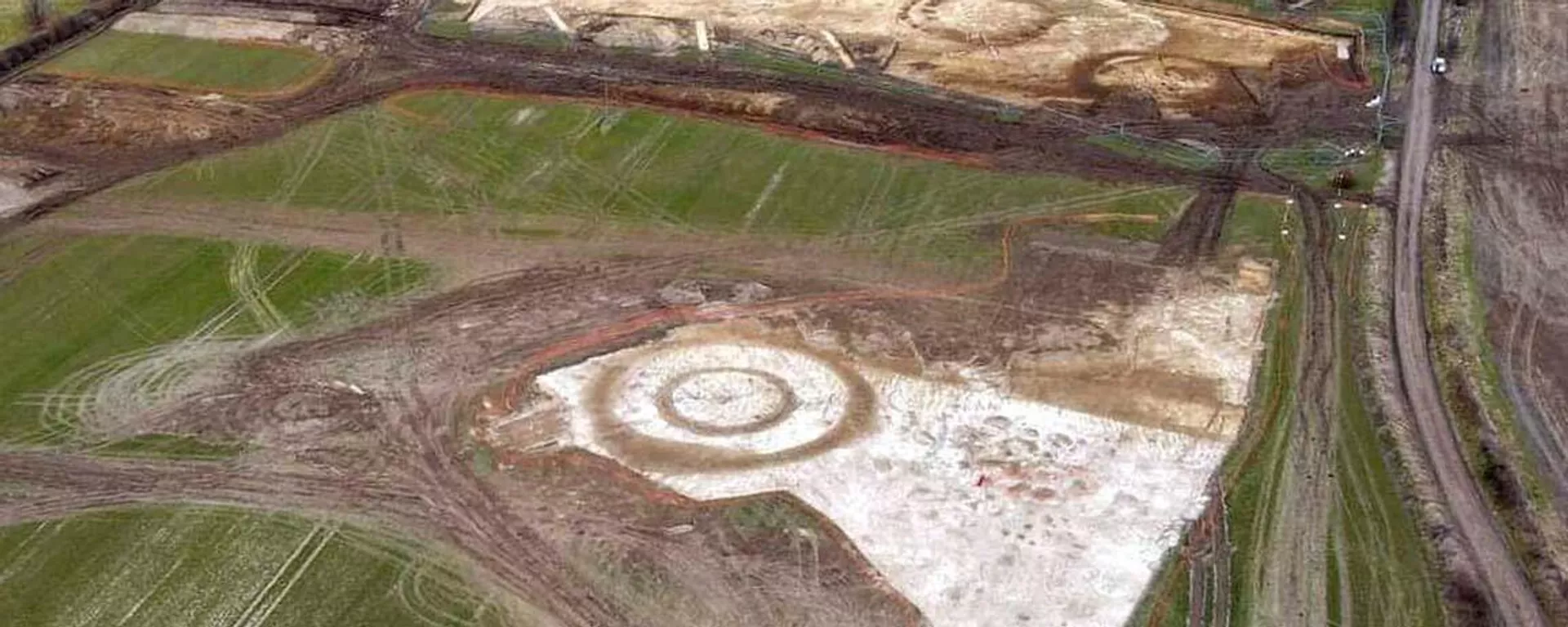 Um grande cemitério, datado da Idade do Bronze, foi descoberto próximo de Stonehenge, no Reino Unido, e mostra a atividade humana durante milhares de anos - Sputnik Brasil, 1920, 21.07.2025
