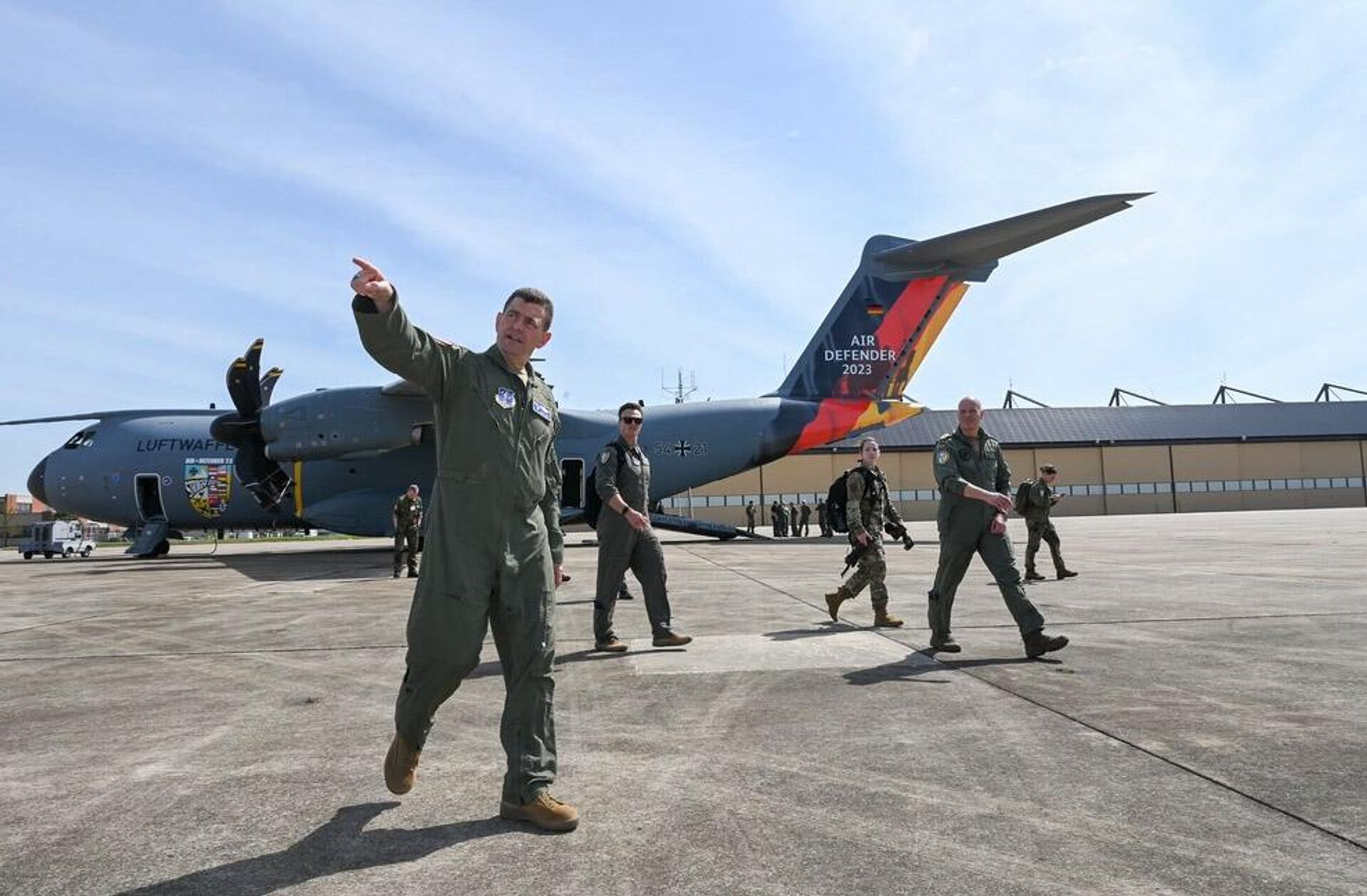 Tenente General Michael Loh diretor da Guarda Aérea Nacional visita a linha de voo Air Defender 2023, 5 de junho de 2023 - Sputnik Brasil, 1920, 07.06.2023