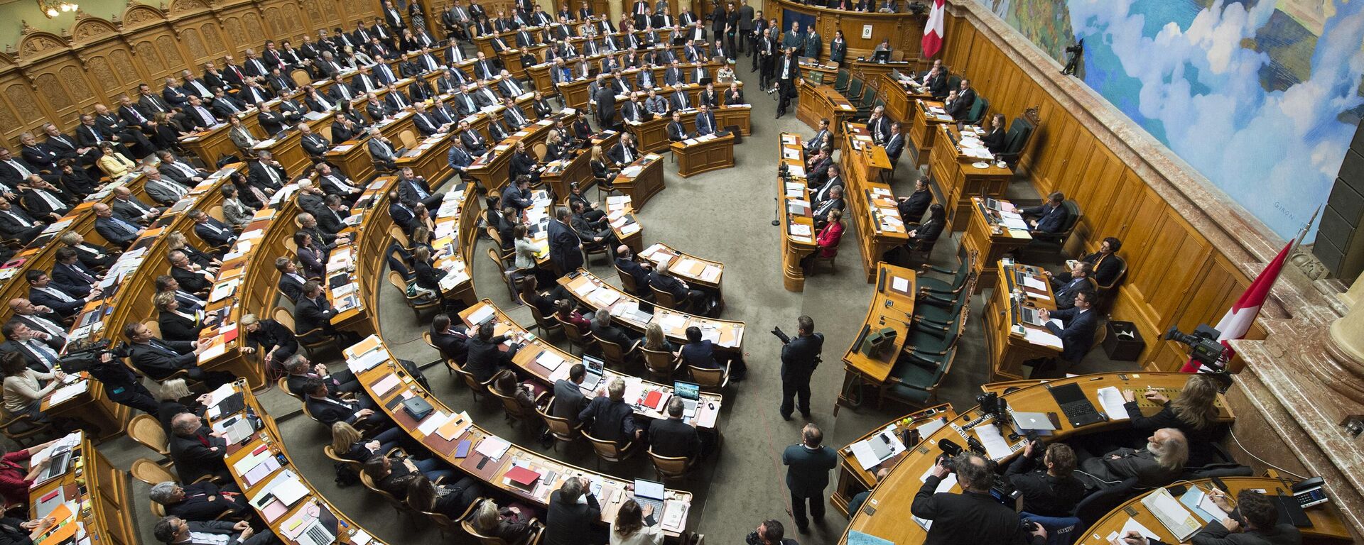 Conselheiros federais participam de uma reunião eleitoral da Assembleia Federal na Casa do Parlamento em Berna, 9 de dezembro de 2015 - Sputnik Brasil, 1920, 08.06.2023