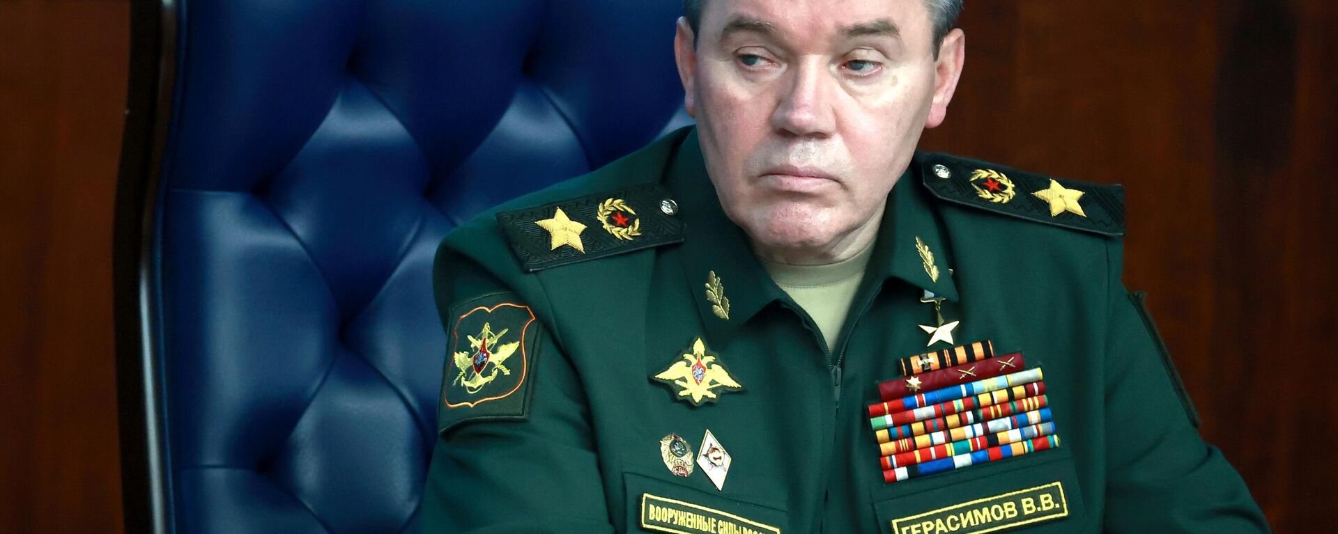 Valery Gerasimov, chefe do Estado-Maior das Forças Armadas e vice-ministro da Defesa da Rússia, fala durante reunião do Ministério da Defesa russo, 21 de dezembro de 2022 - Sputnik Brasil, 1920, 05.12.2024