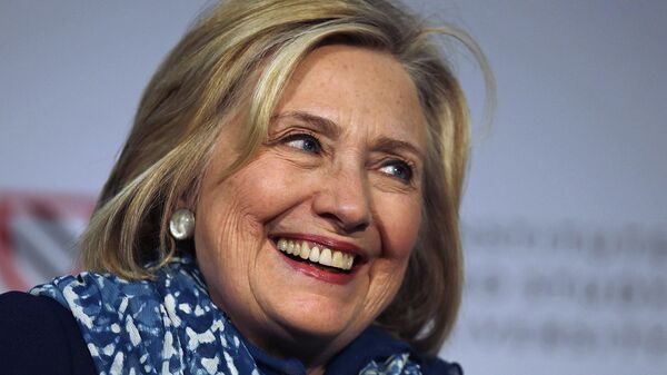 Hillary Clinton sorri ao ser apresentada na Universidade de Harvard em Cambridge, Massachusetts, 25 de maio de 2018 - Sputnik Brasil