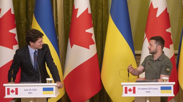 Justin Trudeau, primeiro-ministro do Canadá (à esquerda), e Vladimir Zelensky, presidente da Ucrânia, durante coletiva de imprensa em Kiev, 10 de junho de 2023 - Sputnik Brasil
