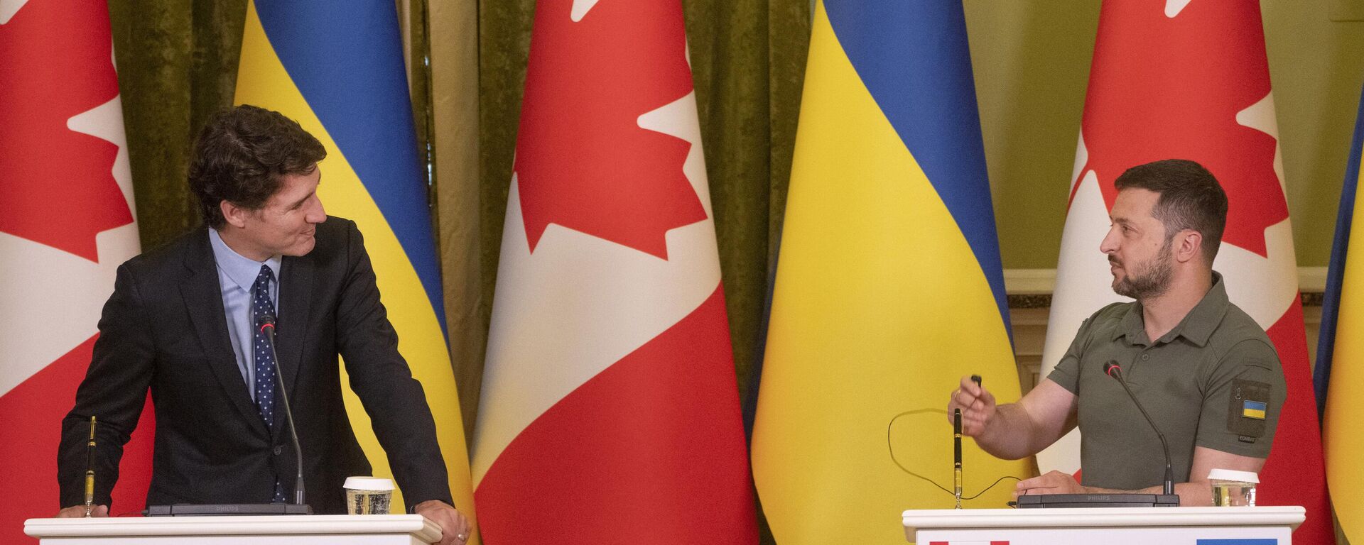 Justin Trudeau, primeiro-ministro do Canadá (à esquerda), e Vladimir Zelensky, presidente da Ucrânia, durante coletiva de imprensa em Kiev. Ucrânia, 10 de junho de 2023 - Sputnik Brasil, 1920, 24.11.2023