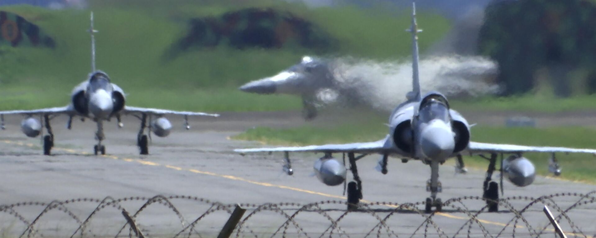 Caças Mirage da Força Aérea de Taiwan na pista de uma base aérea em Hsinchu, Taiwan, 5 de agosto de 2022 - Sputnik Brasil, 1920, 11.06.2023