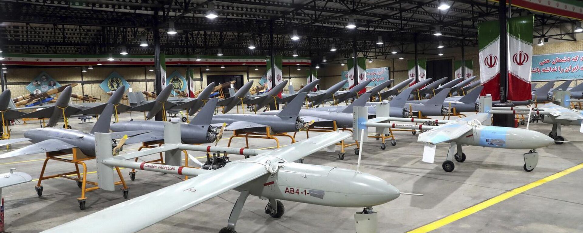 Drones exibidos em cerimônia que marca seu fornecimento ao Exército iraniano, no Irã, 20 de abril de 2023 - Sputnik Brasil, 1920, 27.03.2026