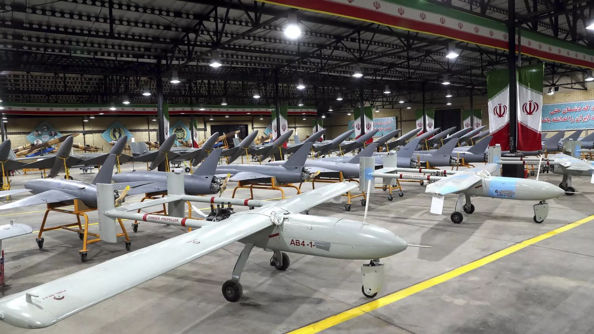 Drones exibidos em cerimônia que marca seu fornecimento ao Exército iraniano, no Irã, 20 de abril de 2023 Drones exibidos em cerimônia que marca seu fornecimento ao Exército iraniano, no Irã, 20 de abril de 2023 - Sputnik Brasil, 1920, 27.03.2026