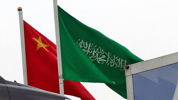 Bandeiras chinesa e saudita adornando uma rua antes da visita de Xi Jinping, presidente da China (fora da foto), a Riad, Arábia Saudita, 7 de dezembro de 2022 - Sputnik Brasil