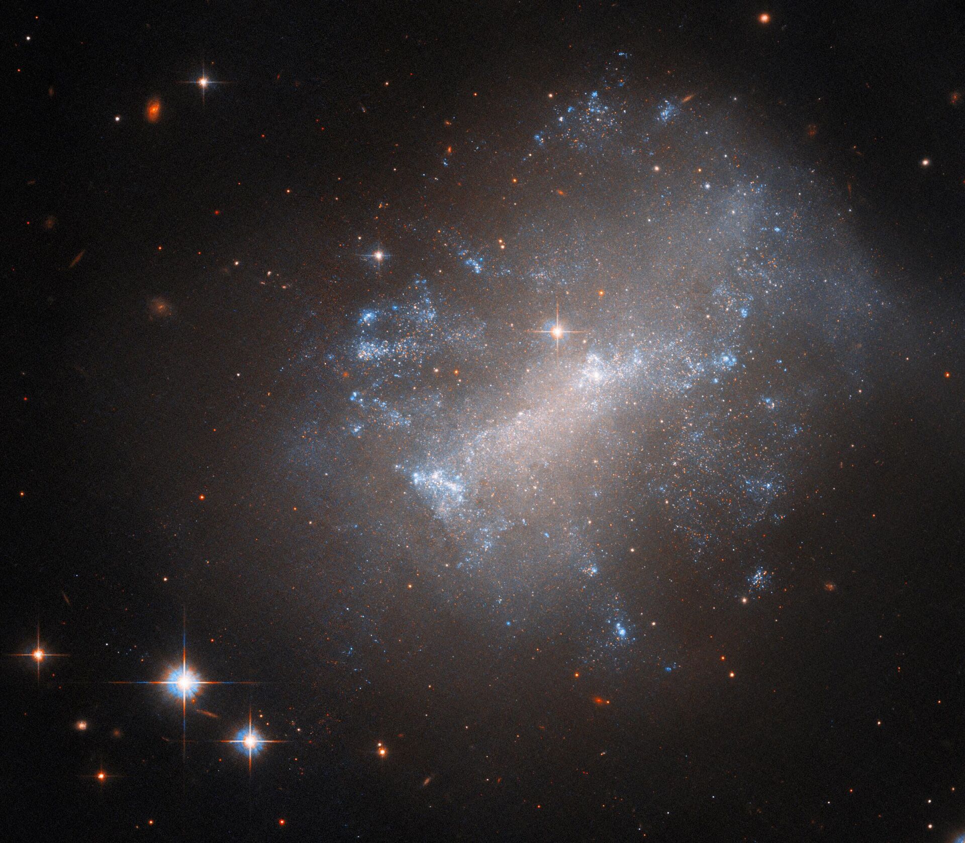 O Telescópio Espacial Hubble registrou uma galáxia irregular e débil, a NGC 7292, na constelação de Pégaso - Sputnik Brasil, 1920, 12.06.2023