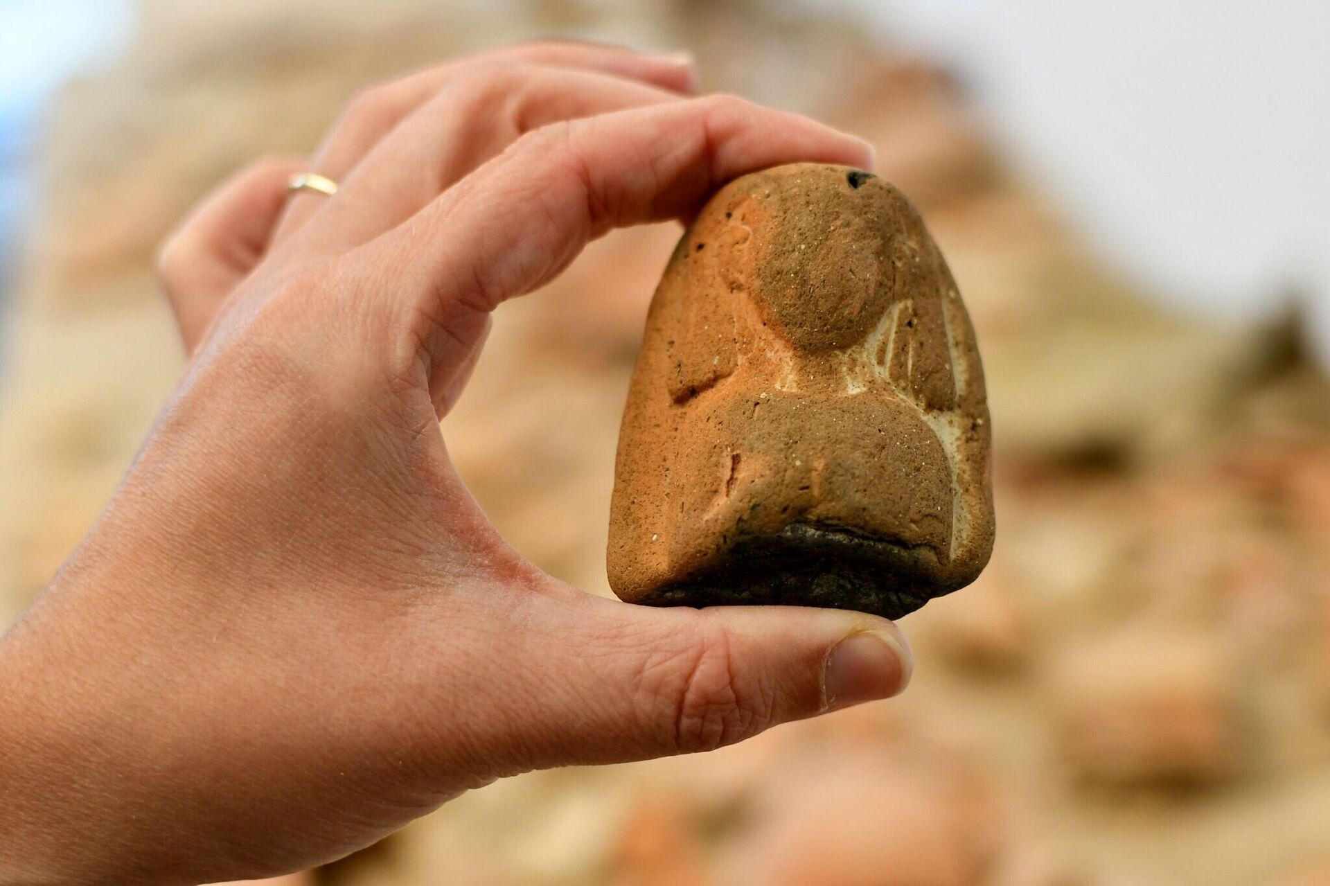 Escultura de 3 mil anos de deusa egípcia é encontrada em praia de Israel - Sputnik Brasil, 1920, 13.06.2023