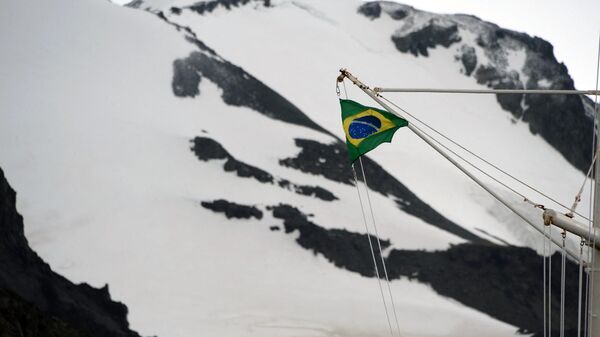 Vista da bandeira brasileira na base Comandante Ferraz, na Antártida - Sputnik Brasil