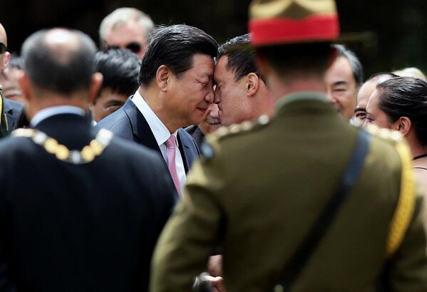 O presidente da China, Xi Jinping, recebe um hongi, uma tradicional saudação maori, de um guerreiro maori durante uma cerimônia de boas-vindas na Casa do Governo em Wellington, em 2014. - Sputnik Brasil