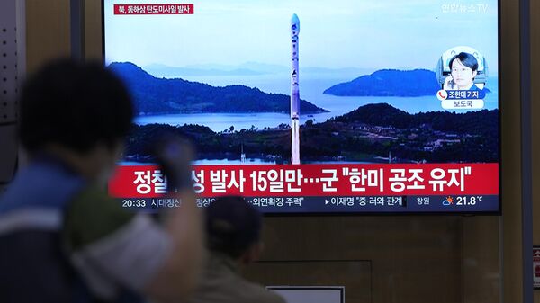 Tela televisiva mostra lançamento de míssil da Coreia do Norte durante noticiário sul-coreano na Estação Ferroviária de Seul, Seul, Coreia do Sul, 15 de junho de 2023 - Sputnik Brasil