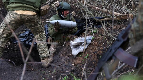 Artilheiros ucranianos do batalhão Aidar usam projéteis de artilharia em uma posição de vanguarda perto de Artyomovsk (Bakhmut, em ucraniano), 22 de abril de 2023, em meio à operação militar especial da Rússia na Ucrânia - Sputnik Brasil