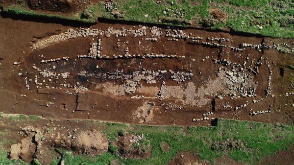 O mais antigo dos dois longhouses viquingues em Ston data de cerca de 800 d.C. várias décadas antes da data comumente aceita do assentamento da Islândia em 874 d.C - Sputnik Brasil