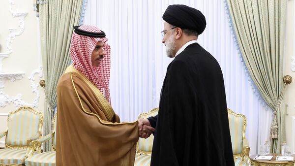 O presidente Ebrahim Raisi, à direita, aperta a mão do ministro das Relações Exteriores da Arábia Saudita, príncipe Faisal bin Farhan Al-Saud, no gabinete da presidência em Teerã. Irã, 17 de junho de 2023 - Sputnik Brasil