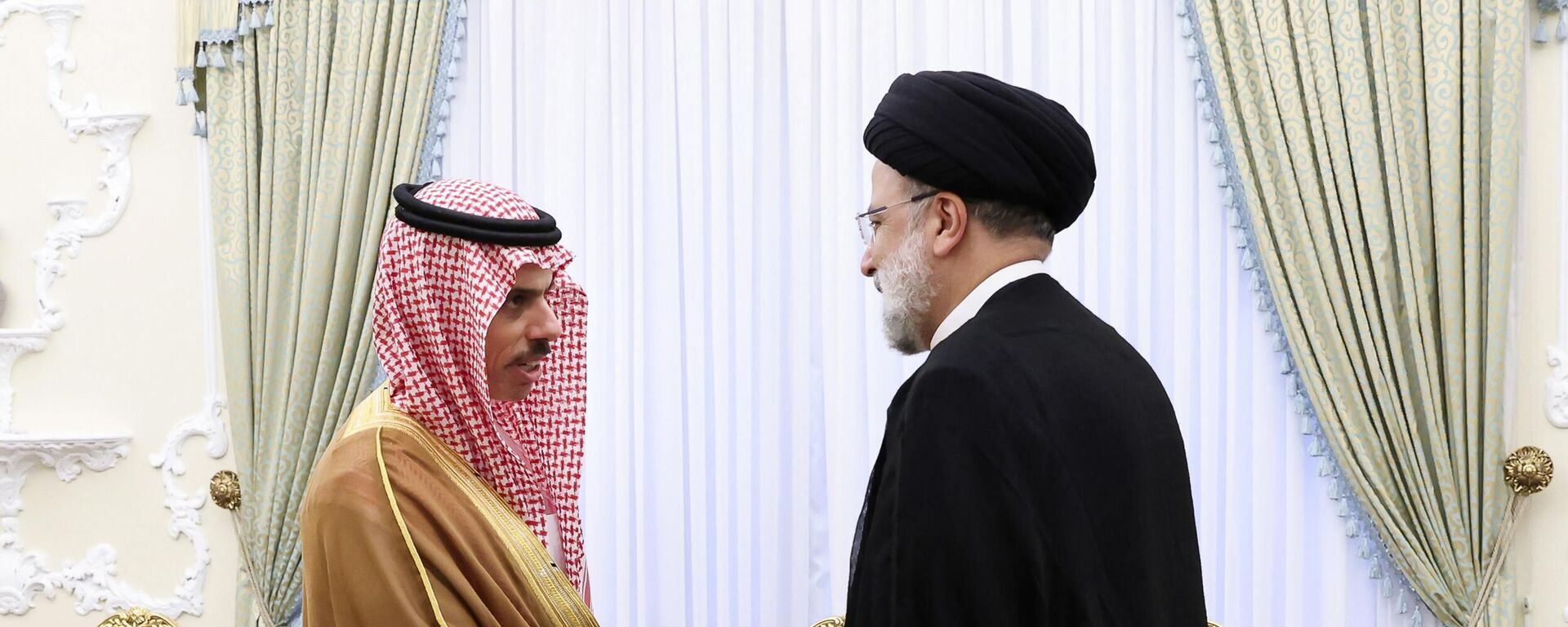 O presidente Ebrahim Raisi, à direita, aperta a mão do ministro das Relações Exteriores da Arábia Saudita, príncipe Faisal bin Farhan Al-Saud, no gabinete da presidência em Teerã. Irã, 17 de junho de 2023 - Sputnik Brasil, 1920, 02.05.2024