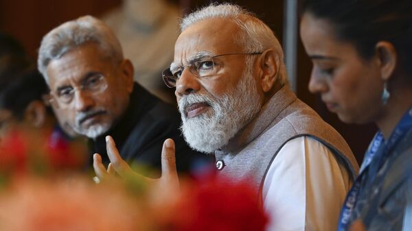 Narendra Modi, primeiro-ministro da Índia (ao centro), fala durante reunião bilateral na Admiralty House em Sydney, Austrália, 24 de maio de 2023 - Sputnik Brasil