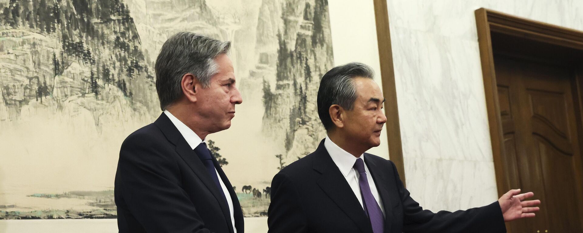 Secretário de Estado dos EUA, Antony Blinken (à esquerda), cumprimenta Wang Yi, da Comissão de Relações Exteriores do Comitê Central do PC da China (à direita), em Pequim,19 de junho de 2023. - Sputnik Brasil, 1920, 19.06.2023