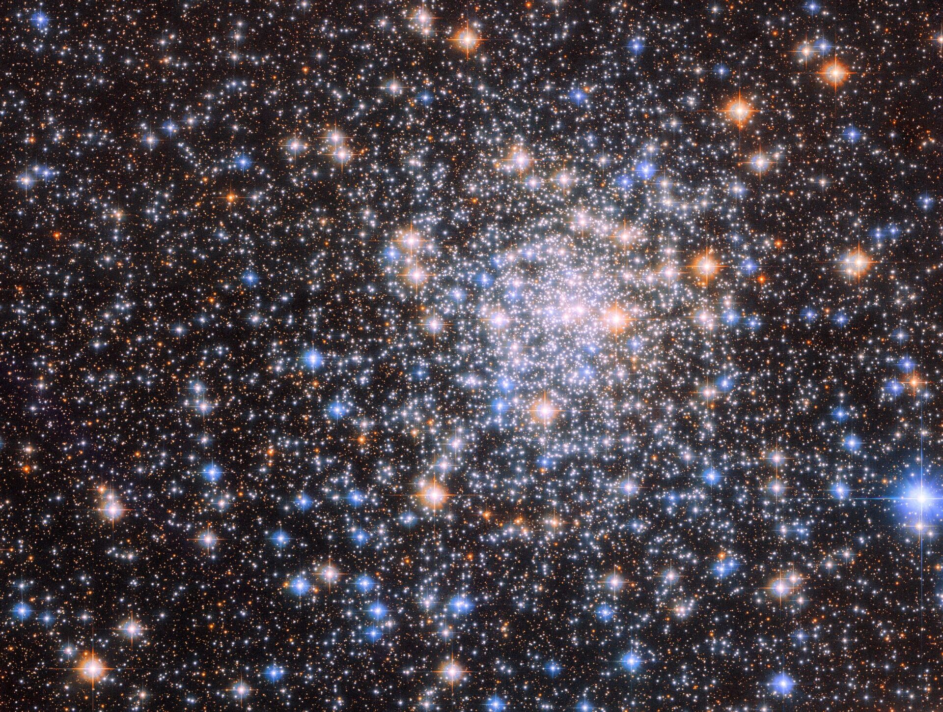 O Telescópio Espacial Hubble divulgou uma imagem do aglomerado globular NGC 6544, localizado a mais de oito mil anos-luz de nosso planeta, na constelação de Sagitário - Sputnik Brasil, 1920, 19.06.2023