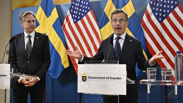 Antony Blinken, secretário de Estado dos EUA (à esquerda), e Ulf Kristersson, primeiro-ministro da Suécia (à direita), participam de entrevista coletiva na base aérea militar F 21 em Kallaxheden, Lulea, Suécia, 30 de maio de 2023 - Sputnik Brasil