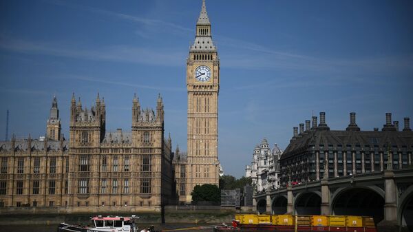 Barco de reboque passa pelo rio Tâmisa, ao lado do Palácio de Westminster, onde ficam as Casas do Parlamento, e pelo Big Ben, em Londres, Reino Unido, 15 de junho de 2023 - Sputnik Brasil