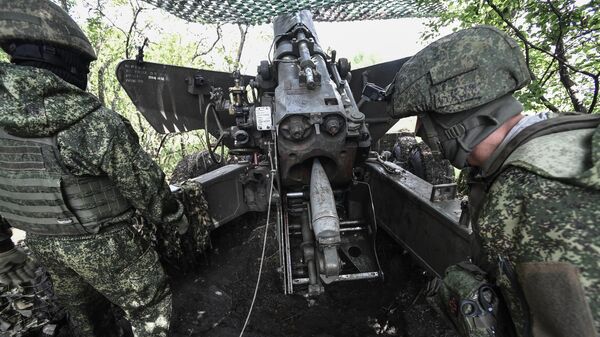 Militares russos disparam com sistema de artilharia autopropulsado Giatsint-S contra forças ucranianas na direção de Zaporozhie - Sputnik Brasil