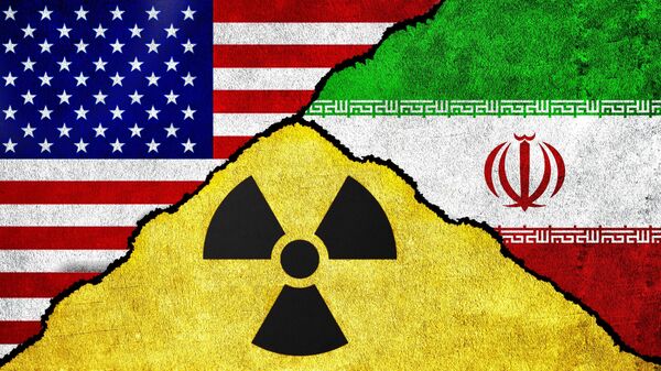 Bandeira dos EUA e do Irã junto ao símbolo nuclear - Sputnik Brasil