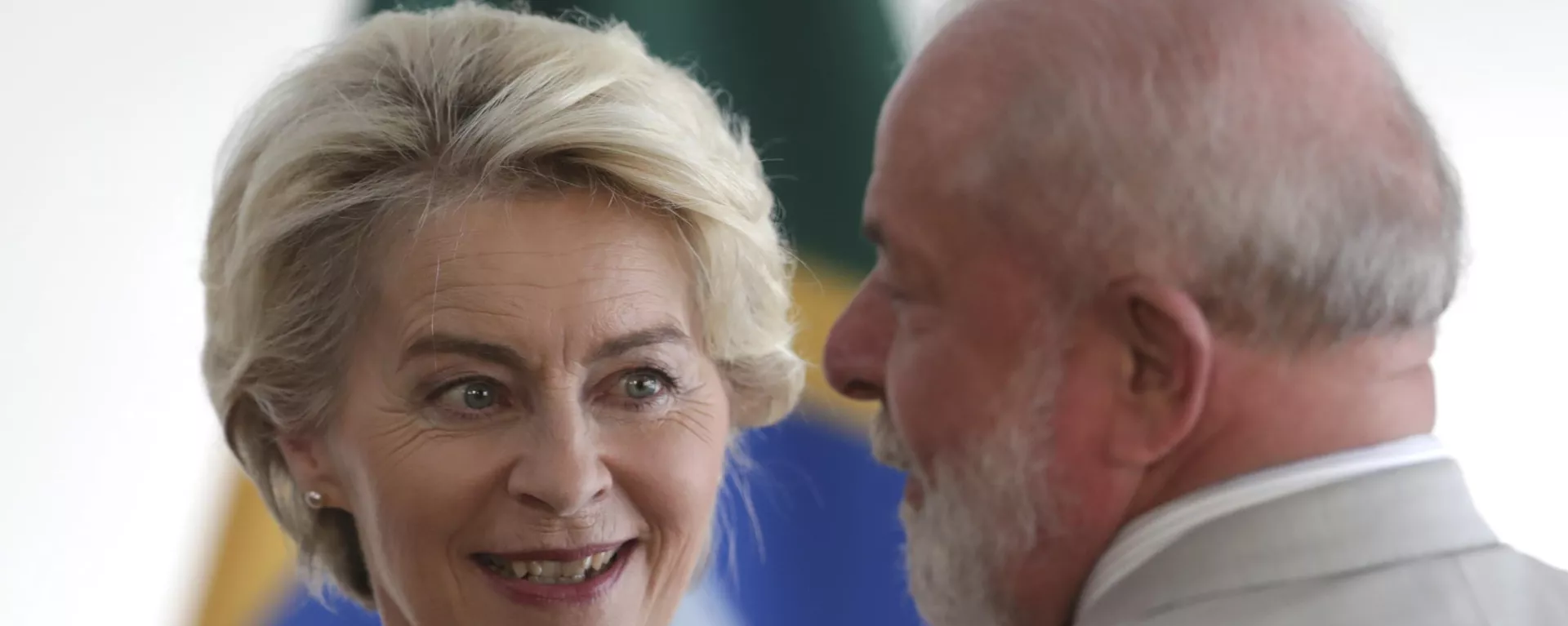 O presidente brasileiro Luiz Inácio Lula da Silva, à direita, e a presidente da Comissão Europeia, Ursula von der Leyen, se encontram no palácio do Planalto em Brasília, Brasil, 12 de junho de 2023 - Sputnik Brasil, 1920, 20.06.2023