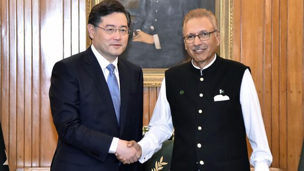 Nesta foto divulgada pelo gabinete do presidente do Paquistão, o ministro das Relações Exteriores da China, Qin Gang, à esquerda, aperta a mão do presidente paquistanês Arif Alvi antes de sua reunião, em Islamabad, Paquistão, 5 de maio de 2023 - Sputnik Brasil