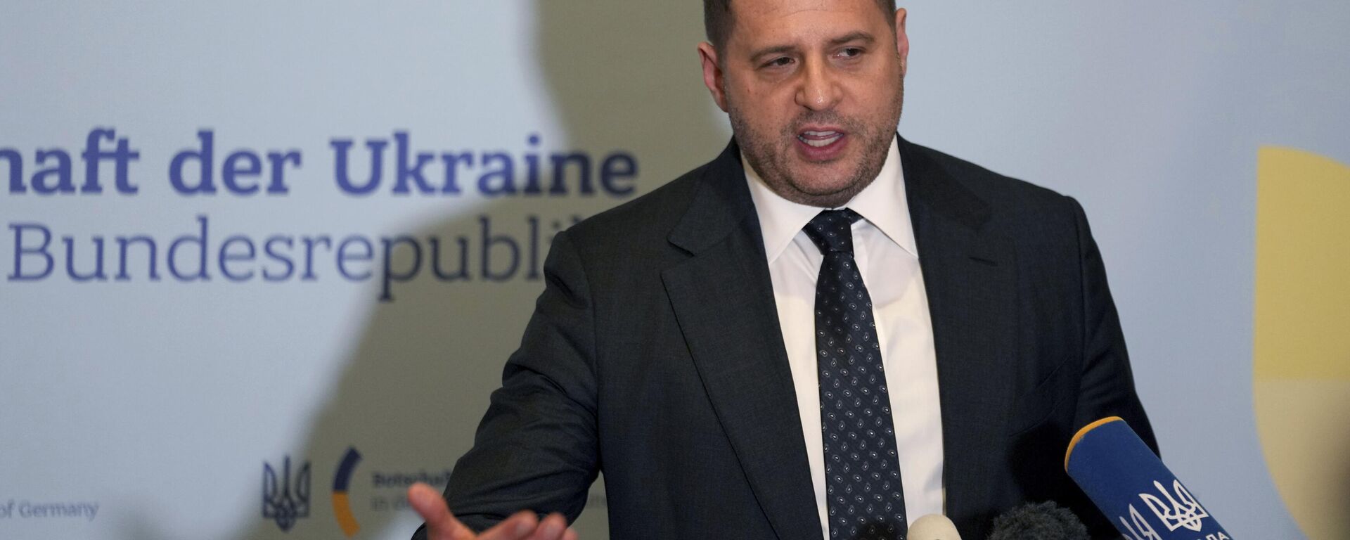Andriy Yermak, chefe do Gabinete do Presidente da Ucrânia, fala à mídia durante uma coletiva de imprensa na embaixada da Ucrânia em Berlim, Alemanha, 11 de fevereiro de 2022 - Sputnik Brasil, 1920, 19.06.2025