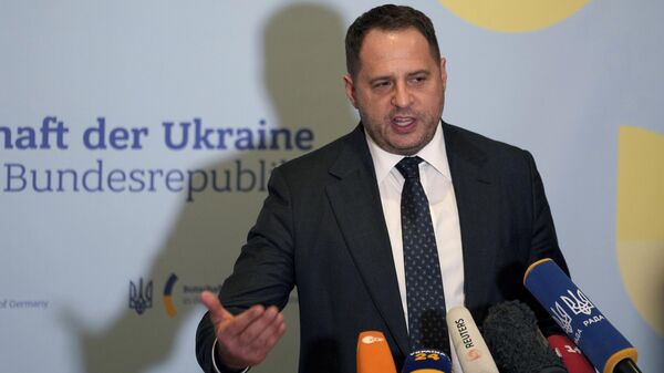 Andriy Yermak, chefe do Gabinete do Presidente da Ucrânia, fala à mídia durante uma coletiva de imprensa na embaixada da Ucrânia em Berlim, Alemanha, 11 de fevereiro de 2022 - Sputnik Brasil