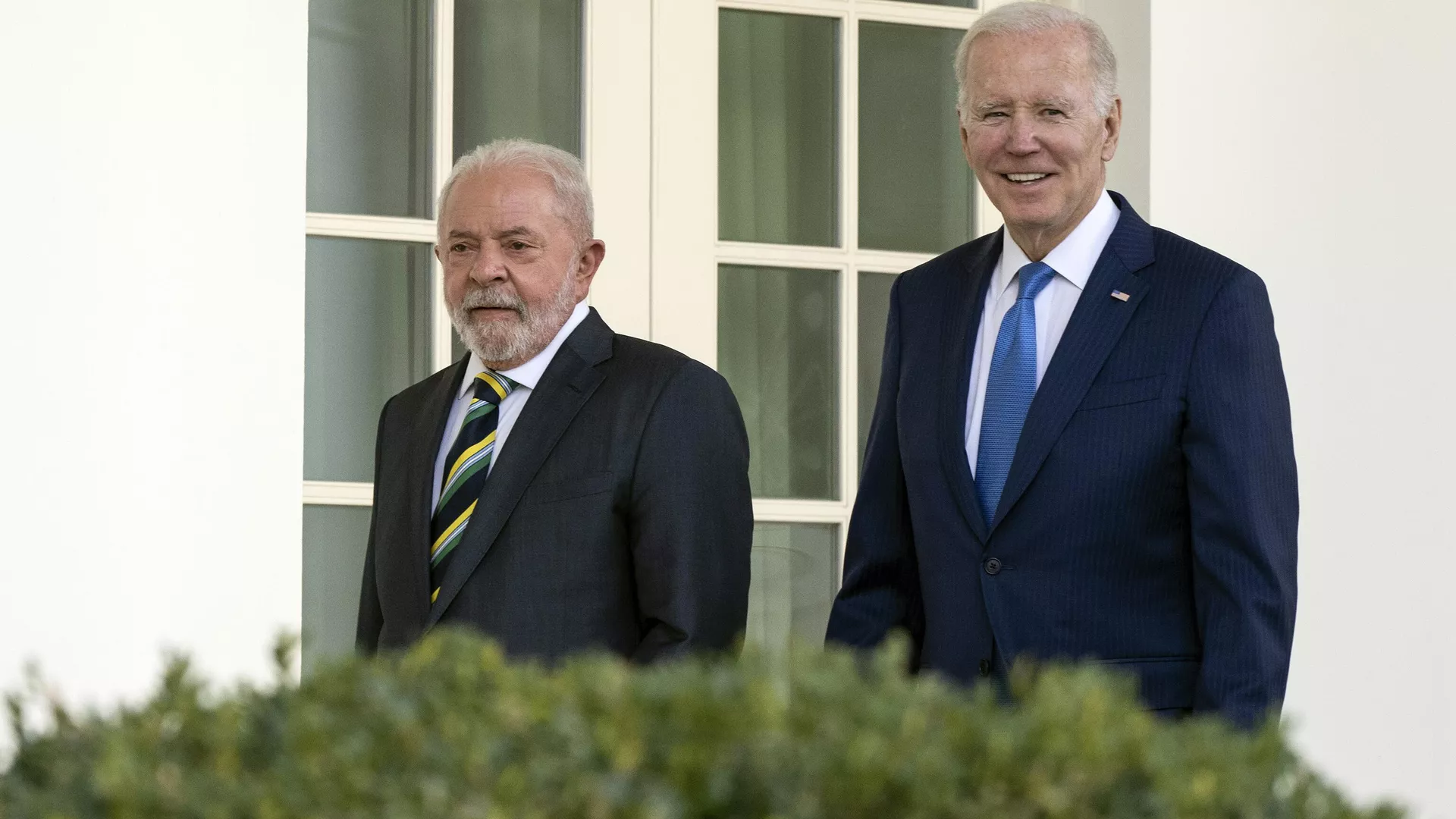 O presidente brasileiro Luiz Inácio Lula da Silva e o presidente Joe Biden caminham ao longo da Colunata Ocidental até o Salão Oval da Casa Branca em Washington, 2 de fevereiro 10, 2023 - Sputnik Brasil, 1920, 18.07.2024