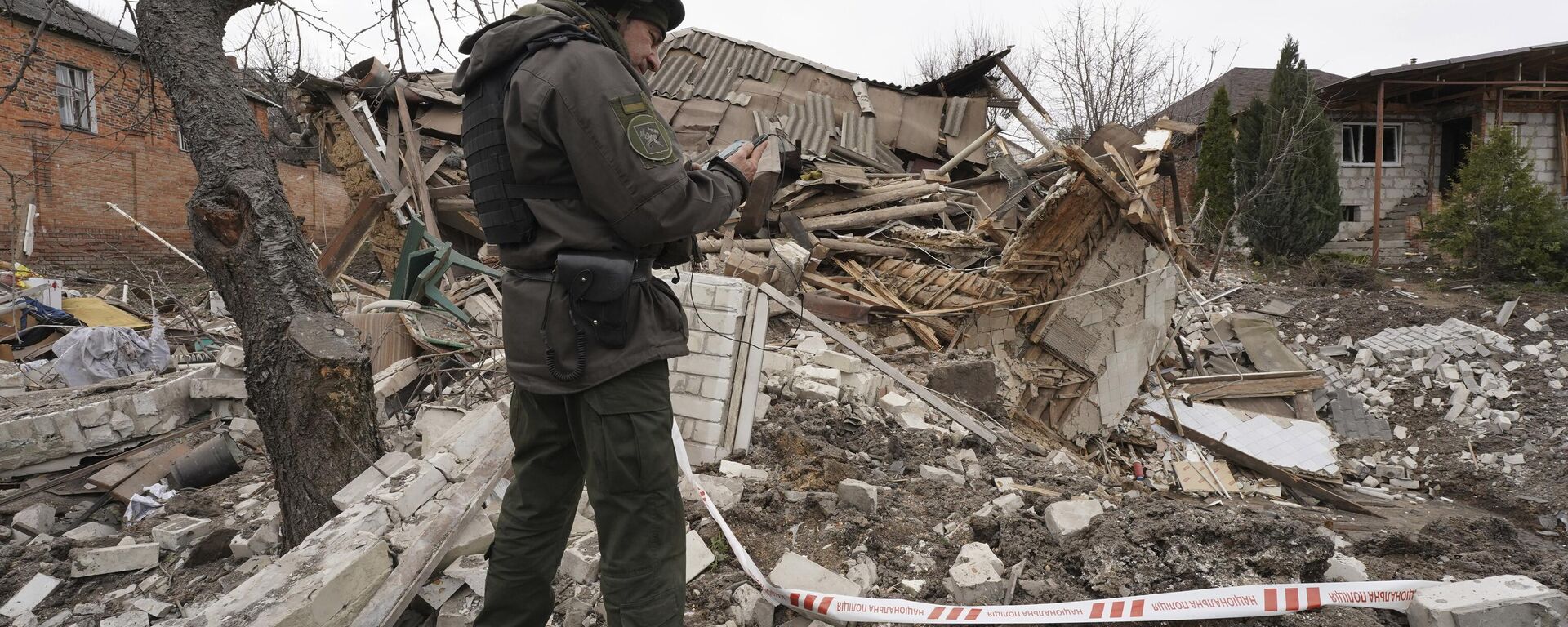 Militar ucraniano junto de casa destruída em Carcóvia, 31 de março de 2023 - Sputnik Brasil, 1920, 22.06.2023