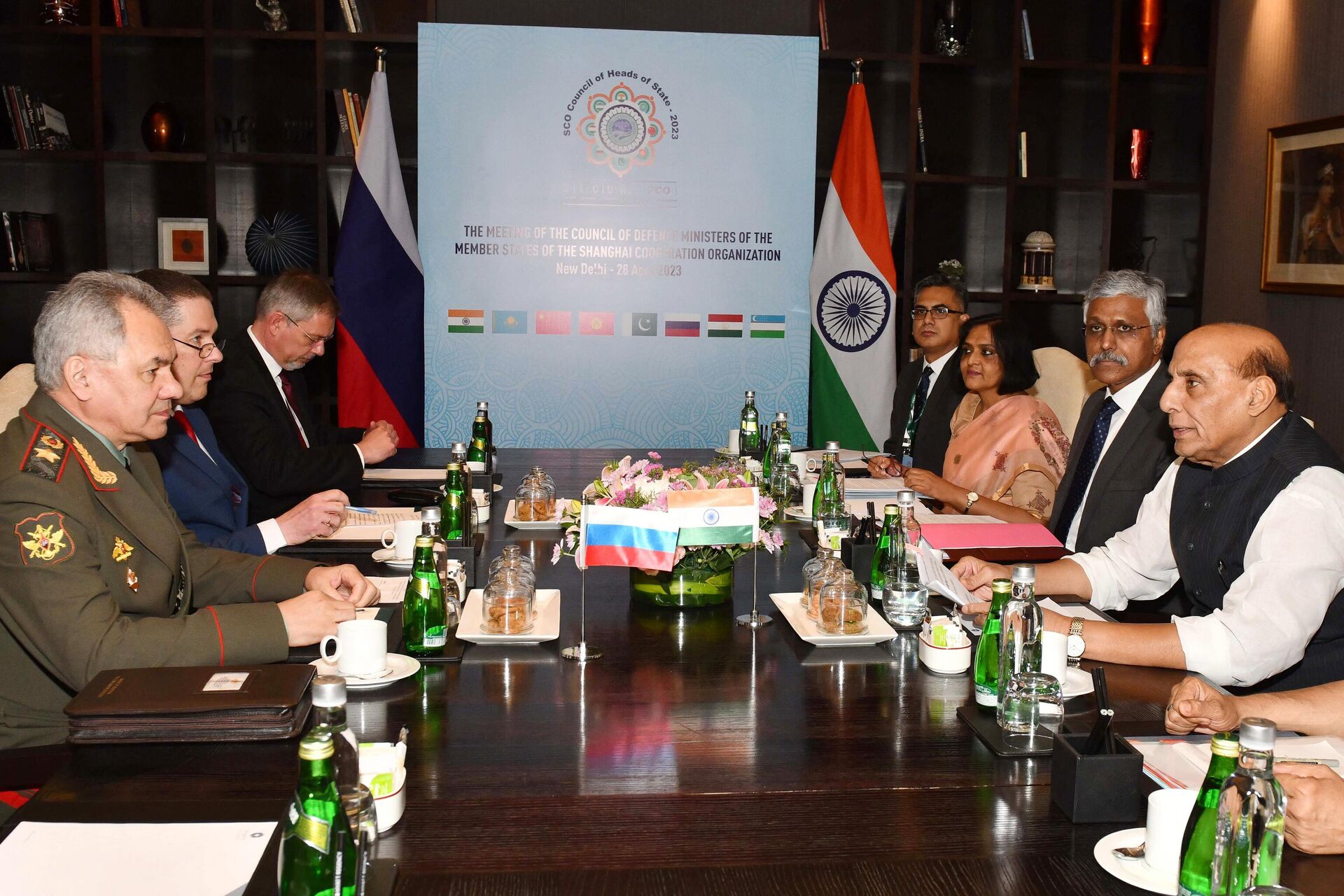 O ministro da Defesa da Rússia, Sergei Shoigu e seu homólogo indiano Rajnath Singh participam de uma reunião bilateral à margem da reunião da Organização de Cooperação de Xangai (SCO) em Nova Deli, 28 de abril de 2023 - Sputnik Brasil, 1920, 22.06.2023
