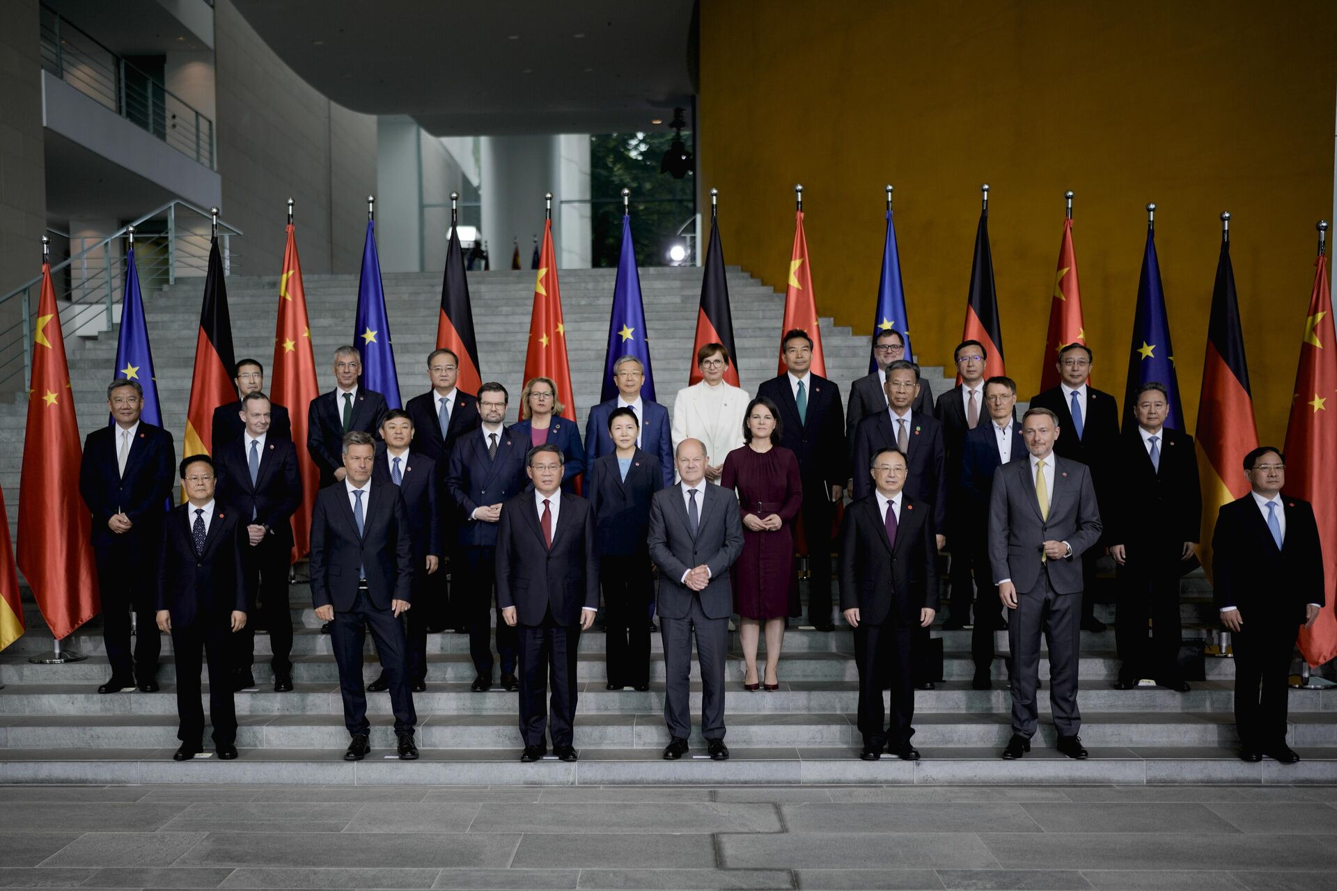 O chanceler alemão Olaf Scholz, centro da primeira fila, e o primeiro-ministro chinês Li Qiang, centro-esquerda, posam com membros do governo durante consultas dos dois países na chancelaria em Berlim, Alemanha, 20 de junho de 2023 - Sputnik Brasil, 1920, 22.06.2023