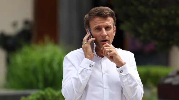 Presidente da França, Emmanuel Macron, fala ao celular antes de uma sessão de trabalho no Castelo de Elmau, sul Alemanha, durante a Cúpula do G7, 27 de junho de 2022. - Sputnik Brasil