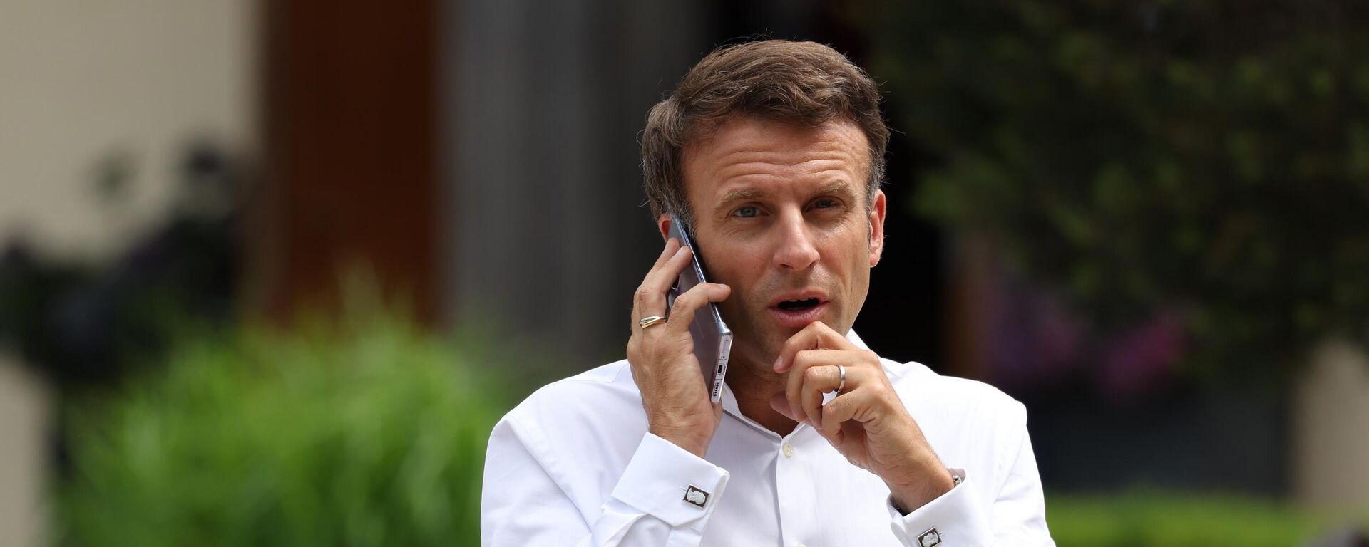 Presidente da França, Emmanuel Macron, fala ao celular antes de uma sessão de trabalho no Castelo de Elmau, sul Alemanha, durante a Cúpula do G7, 27 de junho de 2022. - Sputnik Brasil, 1920, 23.07.2023
