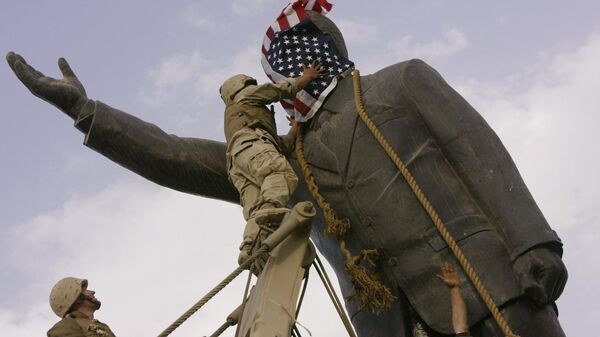Soldados norte-americanos cobrem o rosto de uma estátua de Saddam Hussein com uma bandeira dos EUA antes de derrubar a estátua no centro de Bagdá no auge da Guerra no Iraque, Iraque, 9 de abril de 2003 - Sputnik Brasil