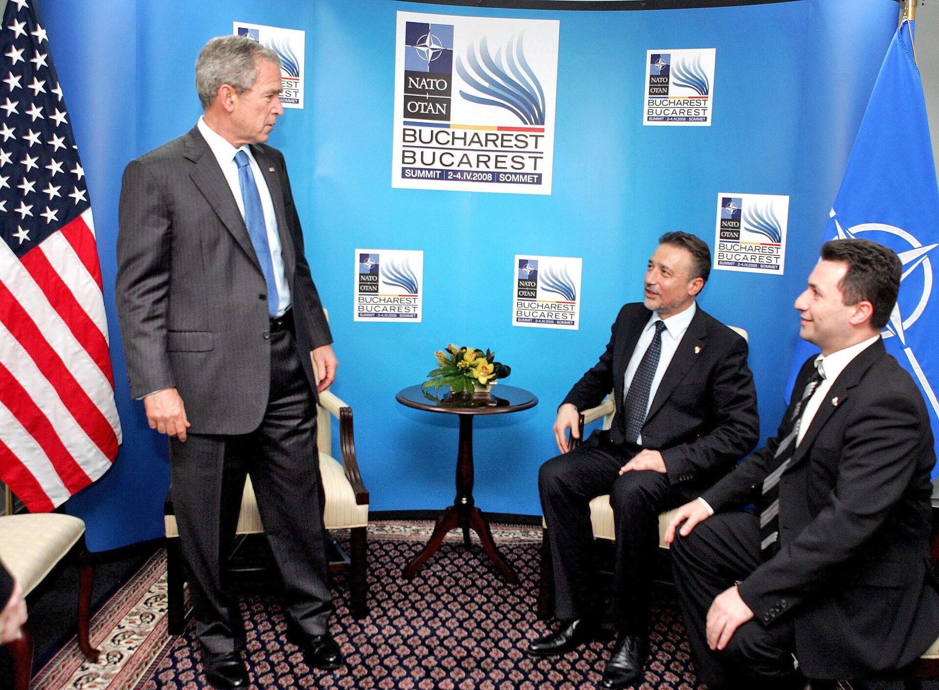 Presidente George W. Bush, à esquerda, encontra-se com o presidente da ex-República Iugoslava da Macedônia, Branko Cervenkovski, ao centro, e o primeiro-ministro Nikola Gruvski, à direita, durante a cúpula da OTAN em Bucareste em 3 de abril de 2008, em uma de suas viagens para expansão da OTAN na Europa - Sputnik Brasil, 1920, 23.06.2023