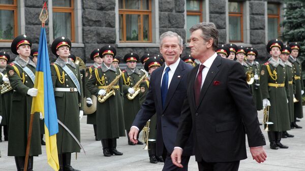 O presidente ucraniano, Viktor Yushchenko, e seu colega americano, George W. Bush, caminham em frente a uma guarda de honra durante uma cerimônia de boas-vindas em Kiev em 1º de abril de 2008. Bush chegou naquela época à Ucrânia  no início de uma turnê que o levará a uma cúpula da aliança militar da OTAN em 2 e 4 de abril de 2008 na Romênia e depois à Rússia para conversas individuais com o presidente Vladimir Putin. - Sputnik Brasil