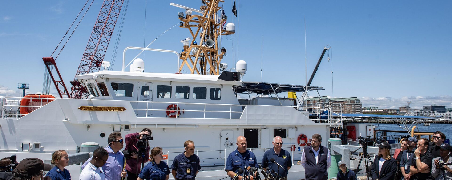 Capitão Jamie Frederick, da Guarda Costeira dos EUA, fala aos repórteres sobre os esforços de busca do submersível Titan que desapareceu perto dos destroços do Titanic, na Base da Guarda Costeira em Boston, Massachusetts, EUA, 21 de junho de 2023 - Sputnik Brasil, 1920, 23.06.2023