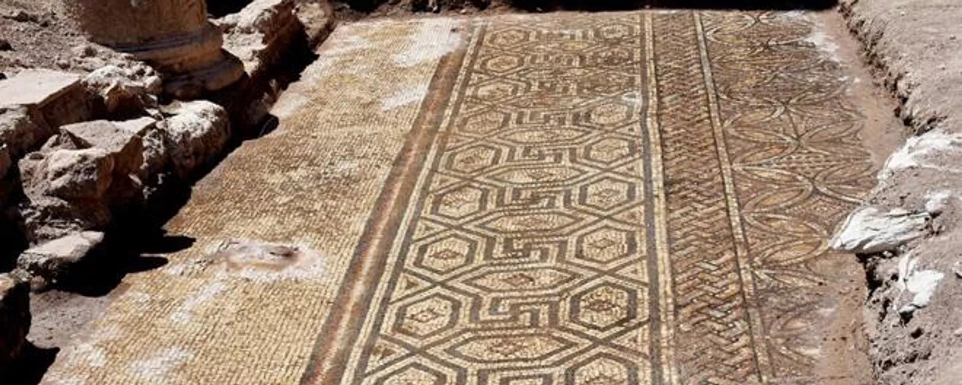 Antigo mosaico bizantino descoberto em al-Rastan, província de Homs, Síria Antigo mosaico bizantino descoberto em al-Rastan, província de Homs, Síria - Sputnik Brasil, 1920, 23.10.2025
