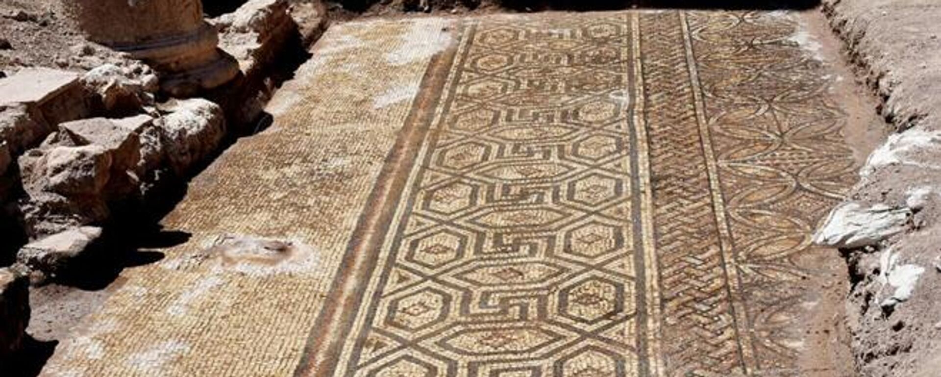 Antigo mosaico bizantino descoberto em al-Rastan, província de Homs, Síria 
 - Sputnik Brasil, 1920, 23.10.2025