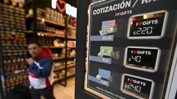 Uma placa com valores de câmbio do chamado 'dólar azul' --geralmente cotado quase o dobro da taxa oficial-- é exibida na vitrine de uma loja em Buenos Aires, em 23 de junho de 2022 - Sputnik Brasil