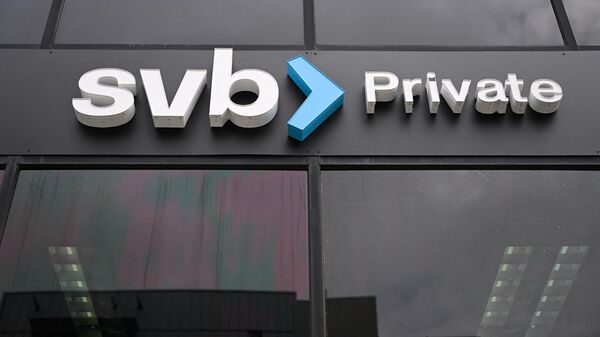 Logotipo do SVB Private do lado de fora de agência do banco Silicon Valley Bank em Santa Monica, Califórnia, EUA, 20 de março de 2023 - Sputnik Brasil
