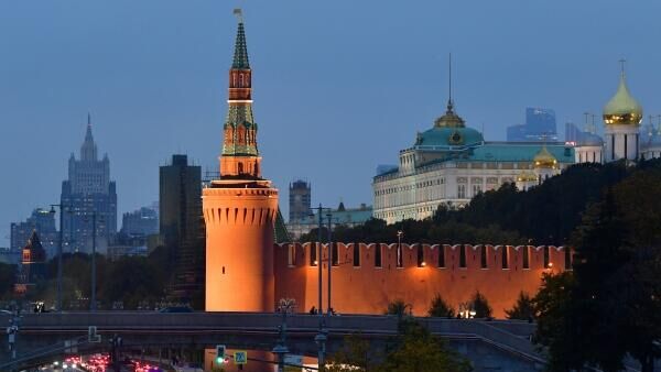 Veículos passam por muralhas e torres do Kremlin, com a sede do Ministério das Relações Exteriores da Rússia vista ao fundo, em Moscou - Sputnik Brasil